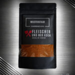 FuK Meesterstaub BBQ Rub im schwarzen Standbeutel auf dunklem Untergrund