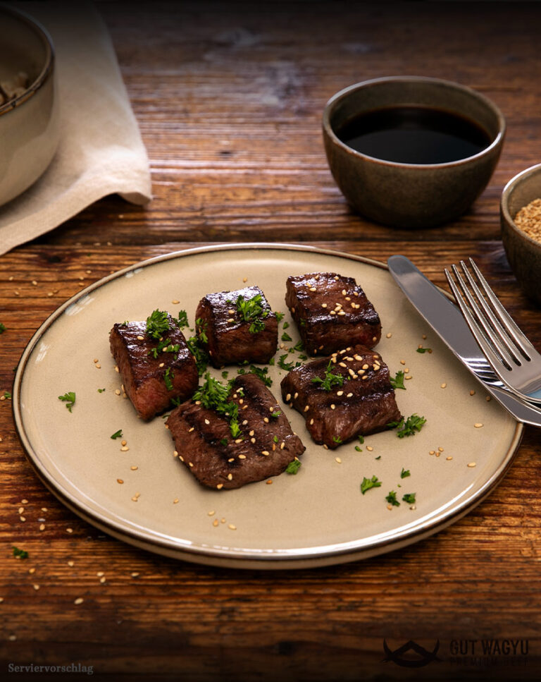 Wagyu Japanese Cut aus Deutschland als angebratener Premium-Cut auf hellem Teller