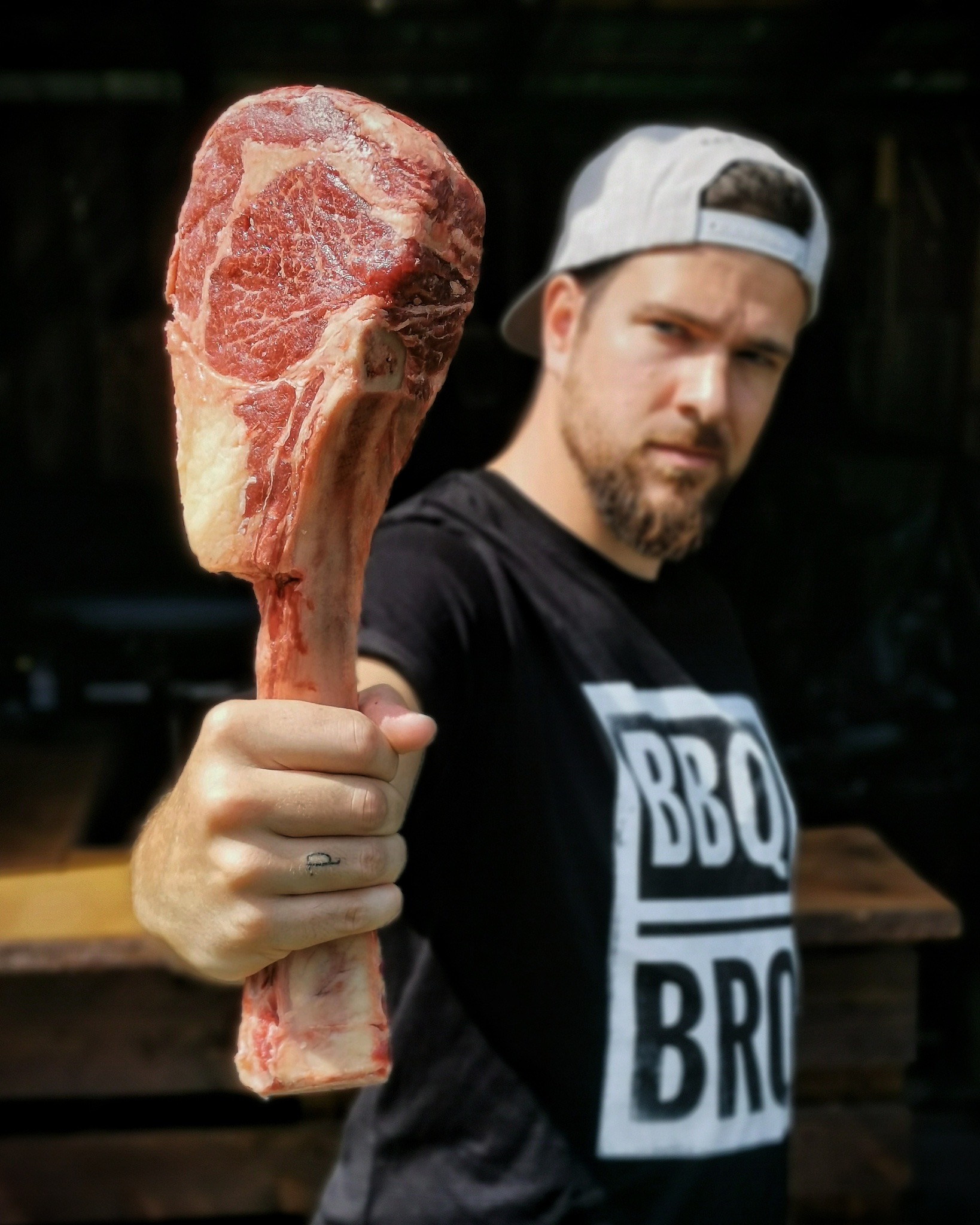BBQbro André mit Tomahawk Steak