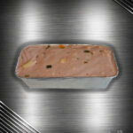 Fleischkäse mit Jalapeño und Käse aus Deutschland im Rohzustand auf hochwertigem Hintergrund