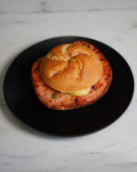 Fleischkäse mit Jalapeño und Käse aus Deutschland im Rohzustand auf hochwertigem Hintergrund