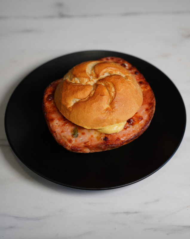 Fleischkäse mit Jalapeño und Käse aus Deutschland im Rohzustand auf hochwertigem Hintergrund