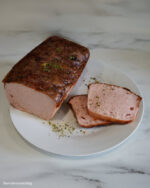 Fleischkäse klassisch aus Deutschland zubereitet auf hochwertigem Hintergrund