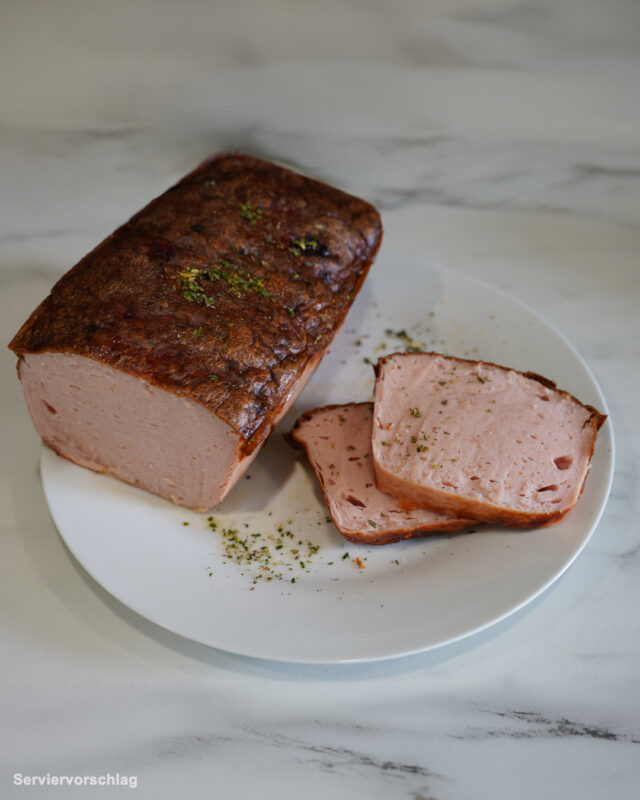 Fleischkäse klassisch aus Deutschland zubereitet auf hochwertigem Hintergrund