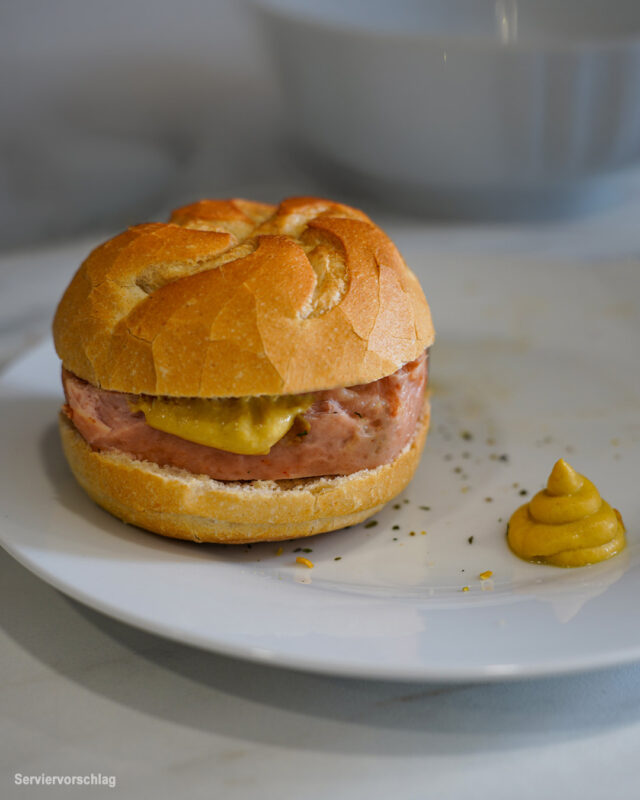 Fleischkäse klassisch aus Deutschland im Rohzustand auf hochwertigem Hintergrund