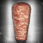 Handgeschichteter 3 kg Yaprak Döner aus Kalbfleisch auf dem Dönerspieß