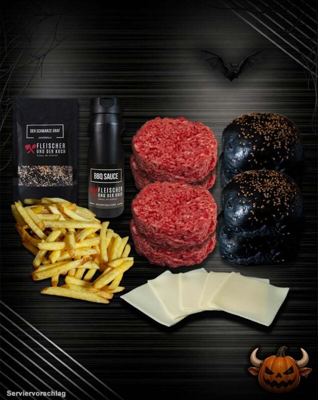Halloween-Burger-Bundle mit zwei Rindfleisch-Pattys, zwei schwarzen Burgerbrötchen mit Sesam, Käsescheiben, Pommes frites, BBQ-Sauce und Gewürzmischung auf dunklem Hintergrund mit Halloween-Dekoration.