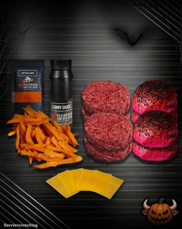 Halloween-Burger-Bundle-Rot mit zwei rohen Rindfleisch-Pattys, zwei roten Burgerbrötchen mit schwarzem Sesam, Süßkartoffel-Pommes, Käsescheiben und zwei Gewürzpackungen. Halloween-Dekoration mit Fledermaus und Kürbis im Hintergrund.