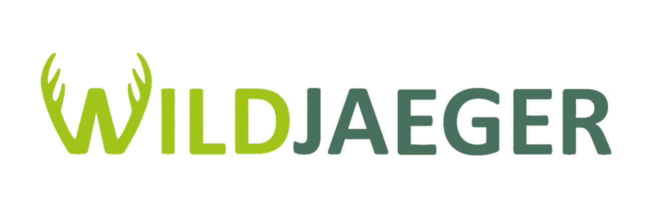 Logo von Wildjäger mit dem Schriftzug „WILDJAEGER“ in hellgrüner und dunkelgrüner Schrift auf weißem Hintergrund. Der Anfangsbuchstabe W ist mit einem stilisierten Hirschgeweih gestaltet und unterstreicht den Bezug zu Wild und Jagd.