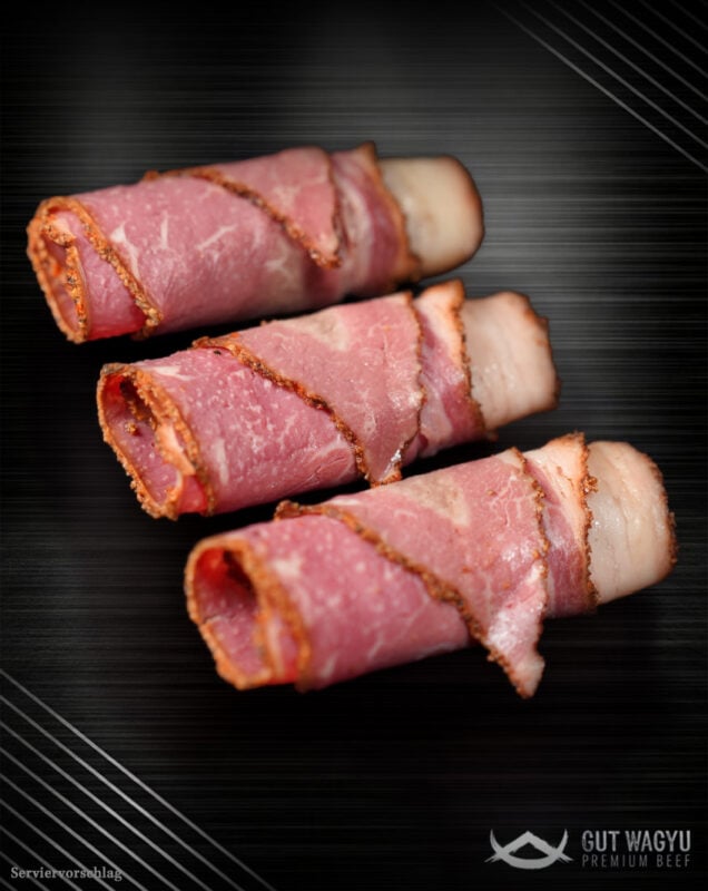 Deutsche Wagyu Pastrami eingerollt serviert