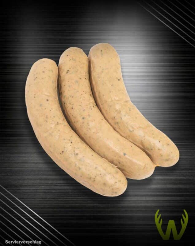 Feine Wildbratwurst aus regionaler Jagt: drei helle, gebogene Bratwürste mit kleinen dunklen Sprenkeln auf schwarzem Hintergrund.