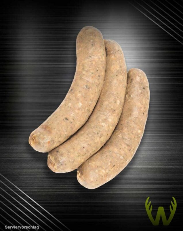 Grobe Wildbratwurst aus regionaler Jagt: drei leicht gebogene Bratwürste nebeneinander auf dunklem Hintergrund.