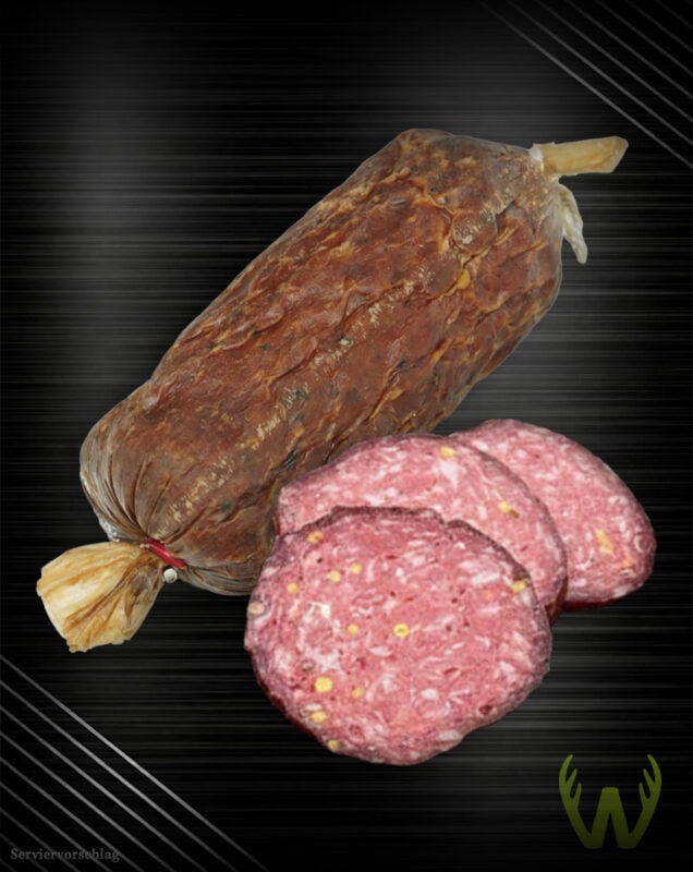 Rehsalami aus deutschem Wildfleisch als ganze, dunkelbraune Salami mit zwei angeschnittenen Scheiben auf schwarzem Hintergrund.