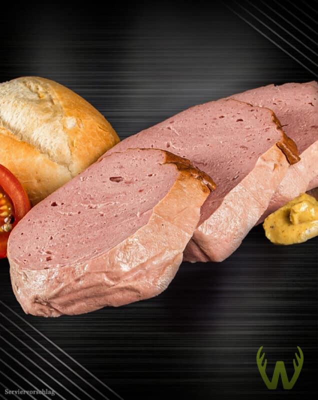 Wildfleischkäse in Scheiben mit Brötchen und süßem Senf
