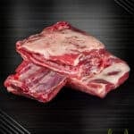 Wildschweinribs aus deutscher Jagd, rohe Wildschweinrippchen mit Knochen