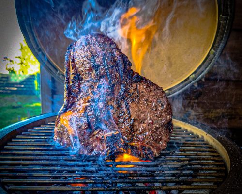 Porterhouse aufgerichtet auf Grill